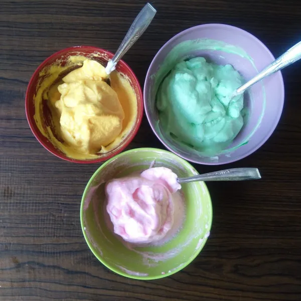 Bagi adonan menjadi 3 bagian. Beri 2 tetes pewarna (pink, kuning dan hijau) ke dalam masing-masing adonan lalu aduk sampai warna tercampur rata.