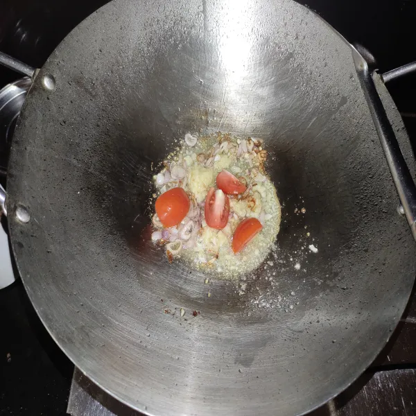 Tambahkan bumbu halus dan tomat, kemudian tumis sampai bumbu matang.