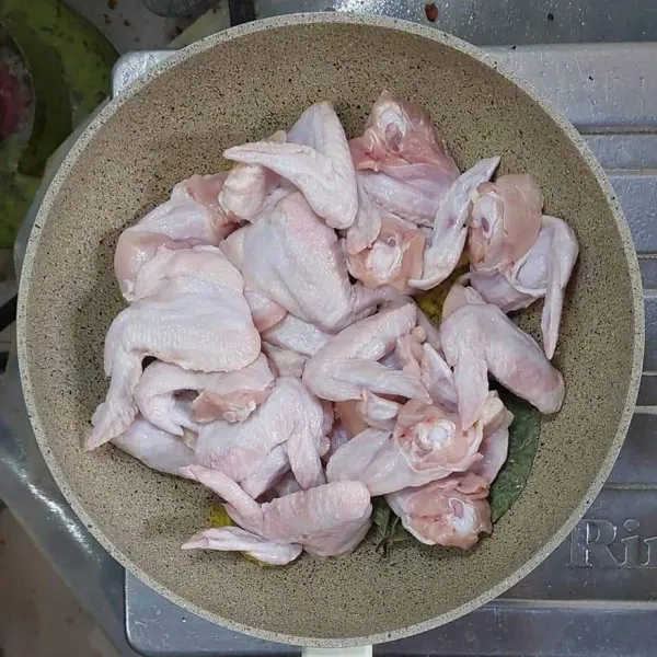 Masukkan sayap ayam.