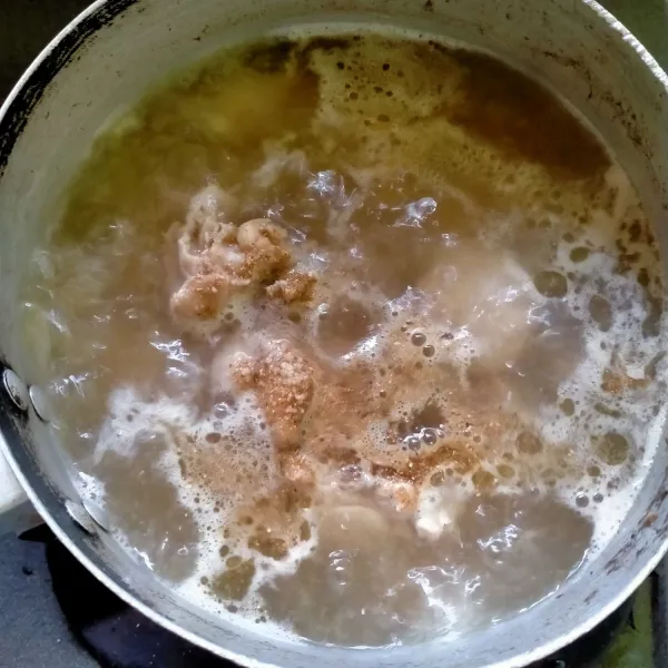Potong kecil-kecil daging ayam. Rebus daging ayam dengan air, ketumbar dan garam hingga empuk.