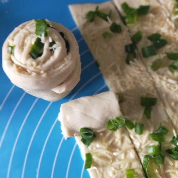 Potong-potong dengan pisau pizza/scarbber, kira-kira 2-3 cm. Lalu gulung tiap potongan.