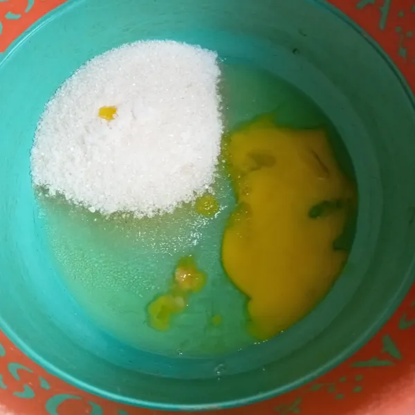 Campur telur, gula pasir dan garam, aduk hingga gula larut.