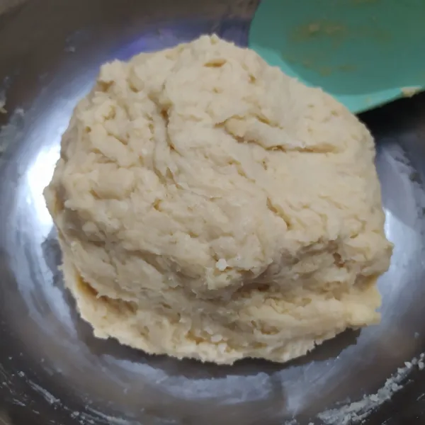 Aduk rata dengan spatula sampai merata. Tutup serbet diamkan 5 menit supaya mudah diuleni