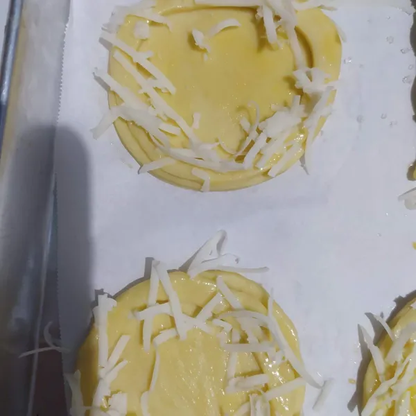 Taburi dengan keju parut. Panaskan oven, kemudian oven sampai matang (me. Suhu 200°C selama 20 menit).