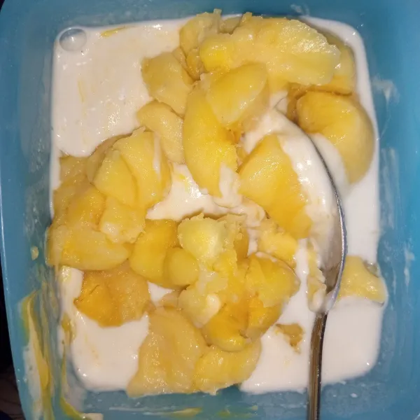 Masukkan tape singkong.