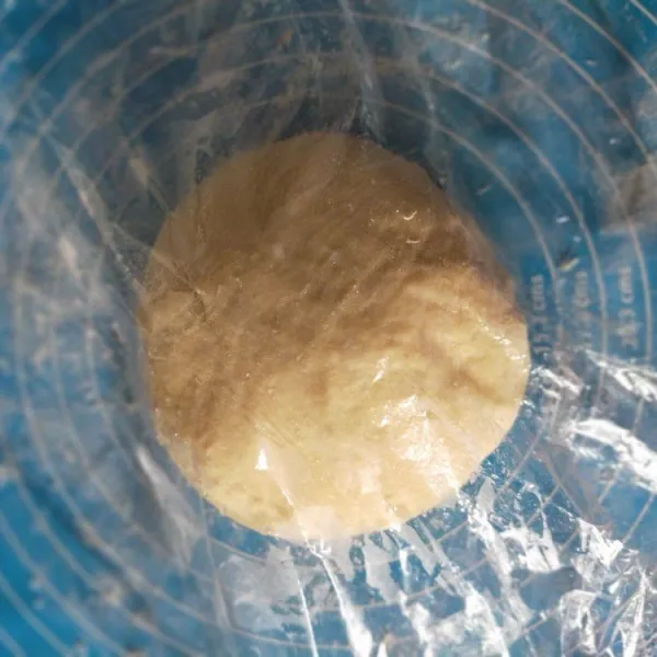 Uleni sambil dibulatkan, lalu diamkan 10 menit agar mudah dibentuk. Tutup plastik wrap.