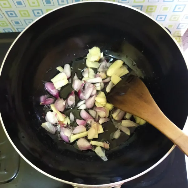 Tumis bawang merah dan bawang putih sampai matang dan harum.