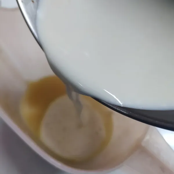 Tuang susu hangat ke dalam krimer kental manis. Aduk rata.