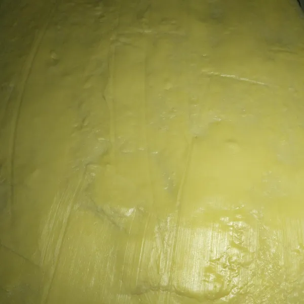 Setelah 20 menit kemudian pipihkan adonan dan olesi dengan butter dan korvet dan kemudian lipat lagi dan olesi dengan butter dan korvet