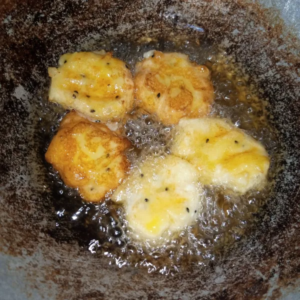 Tuang adonan secukupnya ke dalam minyak panas, menggunakan takaran sendok makan. Goreng rondo royal hingga kuning keemasan. Tiriskan dan siap dinikmati dengan secangkir kopi atau teh, Yummy.