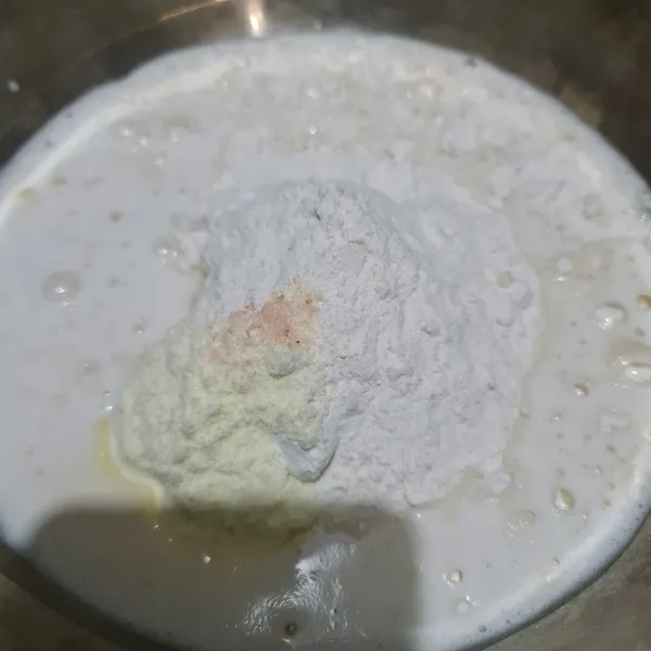 Biang : campur gula pasir, susu dan ragi (biarkan selama 15 menit hingga berbusa). Campur bahan biang ke dalam bahan kering.