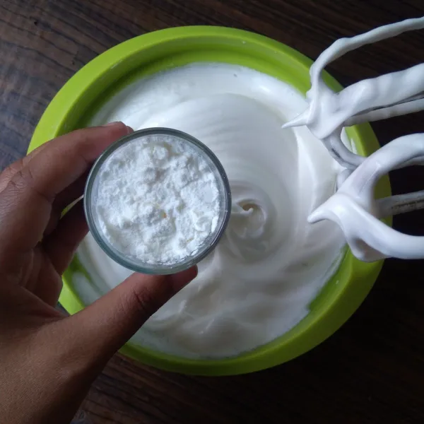 Tambahkan tepung maizena, mixer kembali dengan kecepatan rendah sampai tercampur rata.