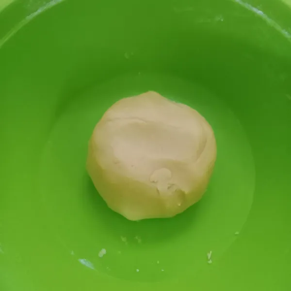 Uleni sampai tercampur rata. Kemudian diamkan bersamaan dengan bahan B.