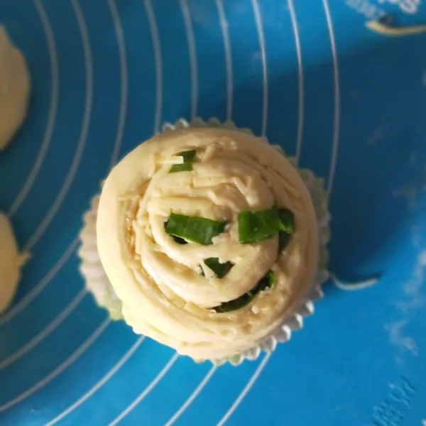 Tata di cup muffin. Lalukan hingga seluruh adonan habis. Tutup dengan plastik/serbet bersih, diamkan hingga mengembang lagi 30-60 menit, tergantung suhu di ruangan masing-masing.