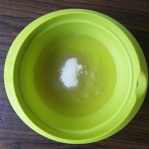 Masukkan putih telur dan gula ke dalam wadah. Pastikan wadah benar-benar bersih.