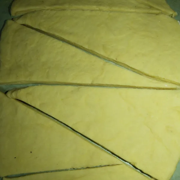 Kemudian setelah adonan kalis elastis olesi adonan dengan butter dan korsvet dan bentuk segitiga