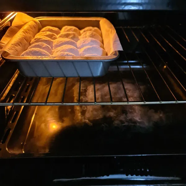 Panaskan dulu oven dengan suhu 180°C. Masukkan roti dan panggang hingga matang.