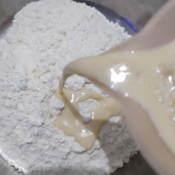 Tuang campuran susu dalam tepung terigu, tambahkan margarin cair