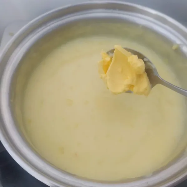 Tambahkan margarin, aduk cepat hingga meleleh dan tercampur rata. Masukkan ke dalam plastik segitiga.