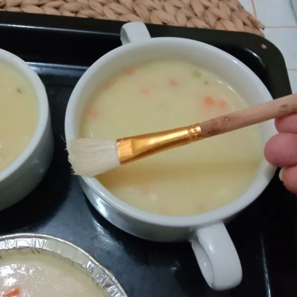 Tuang dalam mangkuk tahan panas lalu, oles bibir mangkuk dengan putih telur