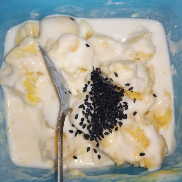 Masukkan black sesame aduk rata.