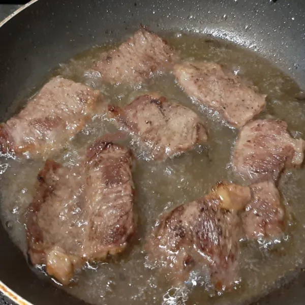 Goreng daging sebentar saja, sajikan dengan bawang dan cabe merah goreng.