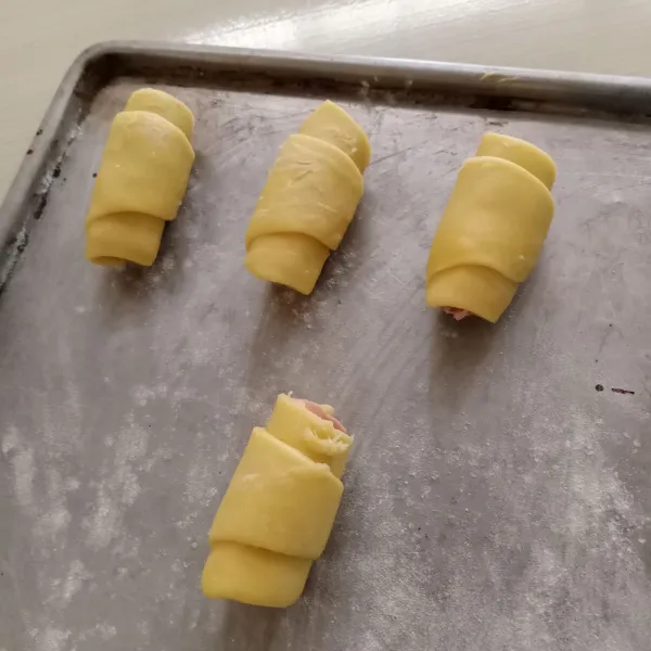 Tata di loyang, oles dengan kuning telur lalu taburi keju parut. Panggang selama 30 menit sampai matang.