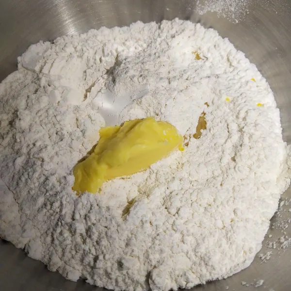 Langkah yang pertama masukkan tepung terigu protein tinggi dan butter beserta telur  dan fermipan aduk sampai kalis elastis