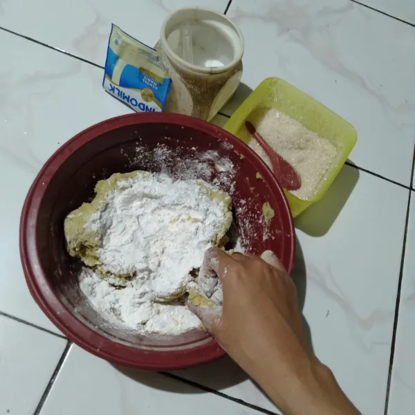 Lalu tambahkan gula, garam dan susu kental manis secukupnya, uleni dengan tangan hingga adonan kalis