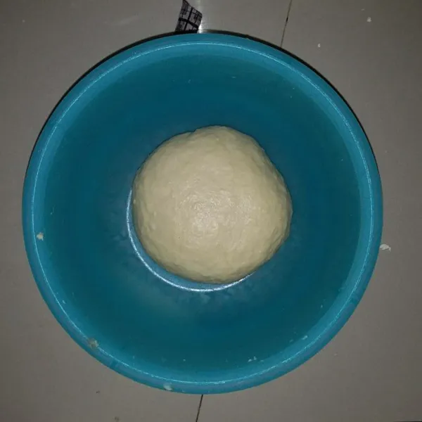 Campurkan semua bahan adonan roti kecuali margarin dan garam. Tuang air sedikit - sedikit sambil di uleni hingga kalis. Tambahkan garam dan margarin. Uleni hingga kalis elastis.