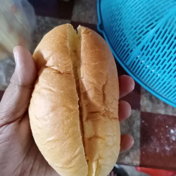 Setelah mengembang, panggang selama 15 menit sampai kecoklatan. Kemudian belah roti jangan sampai putus.