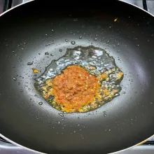 Tumis bumbu halus hingga wangi.