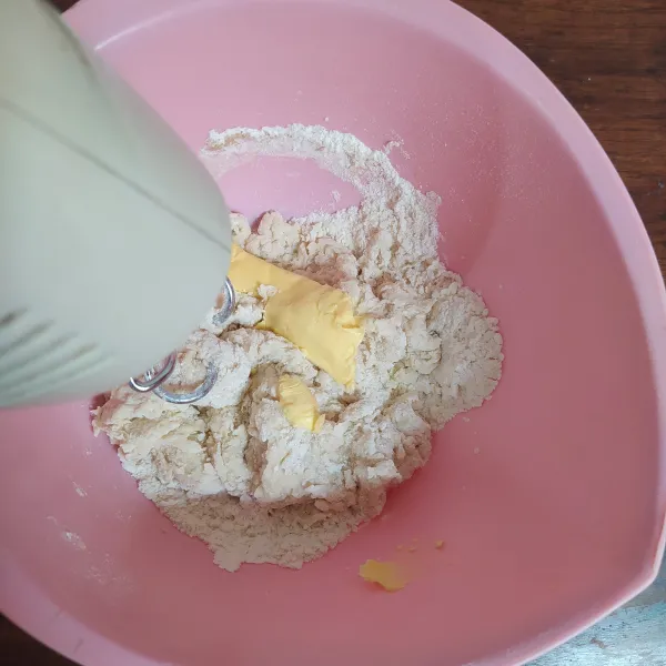 Campur terigu, gula, ragi instan dan garam. Aduk rata. Kemudian masukkan susu cair dan air es sedikit demi sedikit sambil di mixer. Masukkan margarin, mixer lagi hingga rata. Adonan tidak perlu sampai kalis elastis.