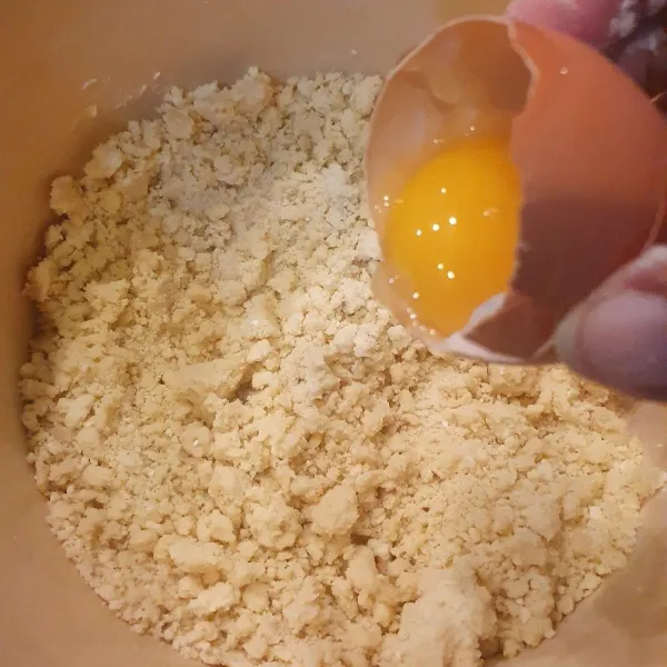 Buat crust : campurkan tepung, gula dan butter, aduk. Lalu tambahkan telur. Diamkan selama 30 menit dalam kulkas.
