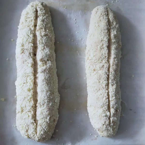 Panaskan oven 180'C. Buat jeratan di bagian atas dough. Lalu panggang 20-25 menit atau sampai matang. Sesuaikan dengan oven masing-masing.