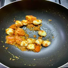 Masukkan telur puyuh dan tomat, lalu aduk rata.
