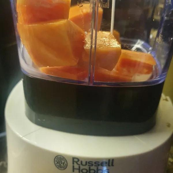 Haluskan ubi kukus (blender dengan sebagian bahan susu)