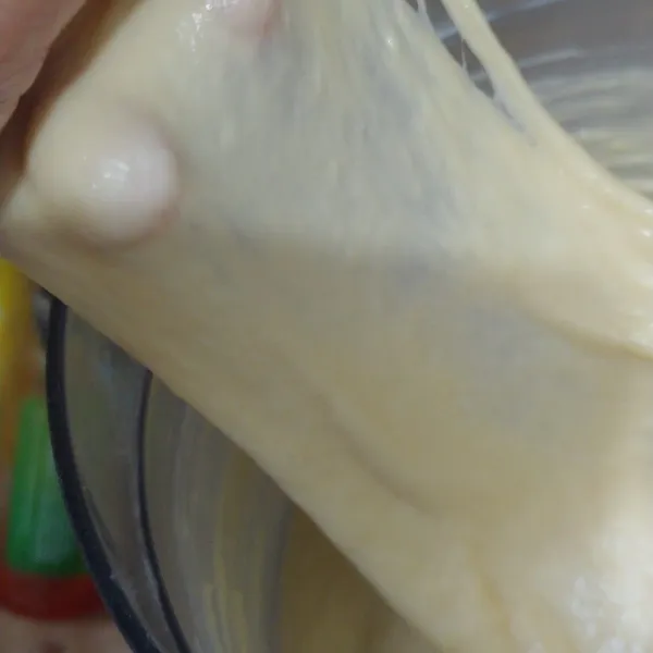 Masukan margarin dan garam dan aduk lagi hingga elastis, bulatkan adonan dan istirahatkan selama 15 menit