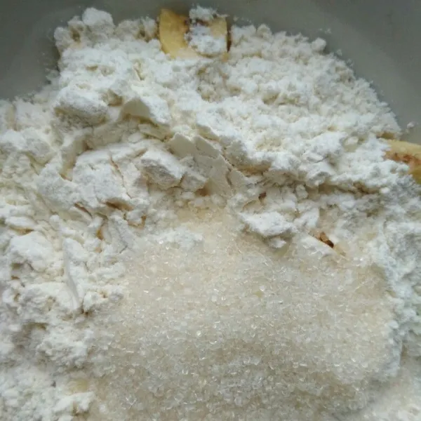 Tambahkan tepung terigu, gula, garam dan vanili susu.