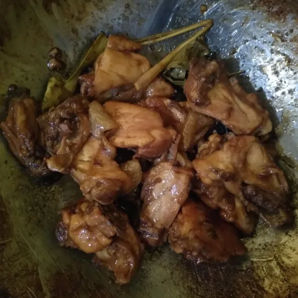 Masak dengan cara wajan ditutup (jangan lupa sesekali mengaduk). Masak hingga bumbu meresap dan air menyusut, kemudian matikan api.