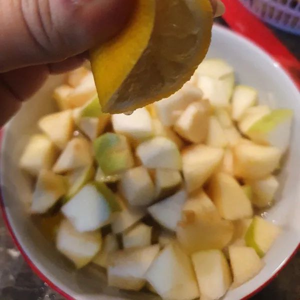 Filling : iris 2 apel berbentuk kotak, letakkan dalam wadah. Tambahkan air lemon, gula pasir, kayu manis dan tepung.