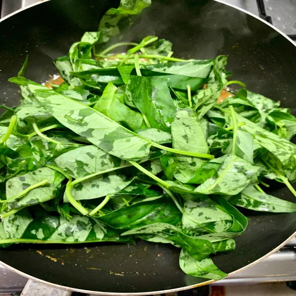 Masukkan kangkung. Aduk rata sebentar, lalu angkat.