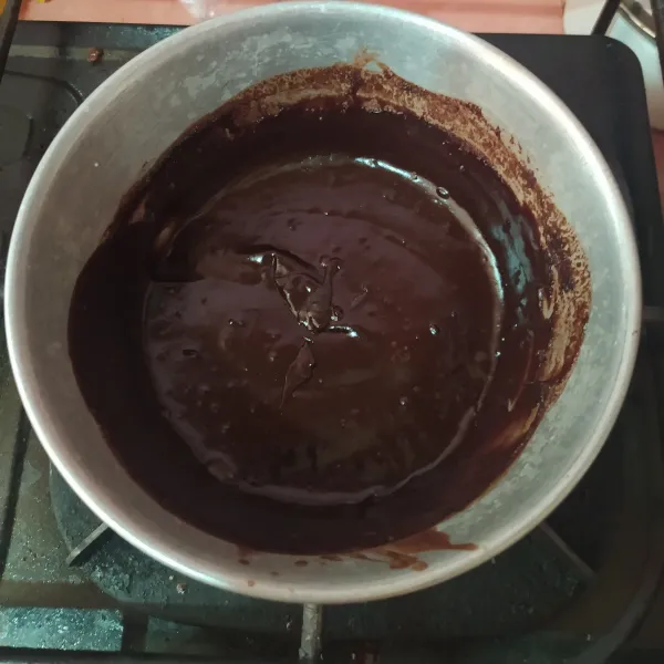 Panaskan susu cair, gula, garam dan irisan dark cooking coklat sampai coklatnya meleleh. Masukkan terigu yang sudah diencerkan dengan air, aduk cepat supaya tidak menggumpal. Setelah meletup-letup, angkat dan dinginkan.