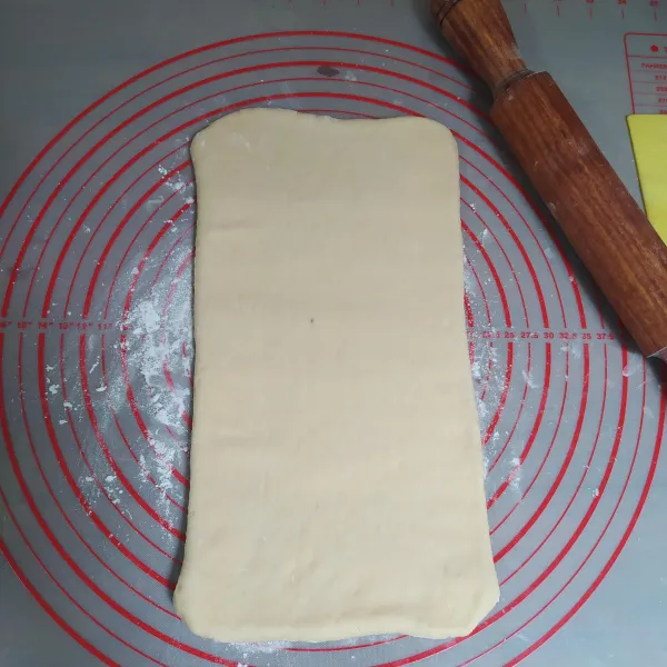 Tekan-tekan dengan rolling pin, lalu gilas memanjang.