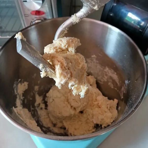 Mixer semua bahan kecuali butter dan garam selama 5 menit.