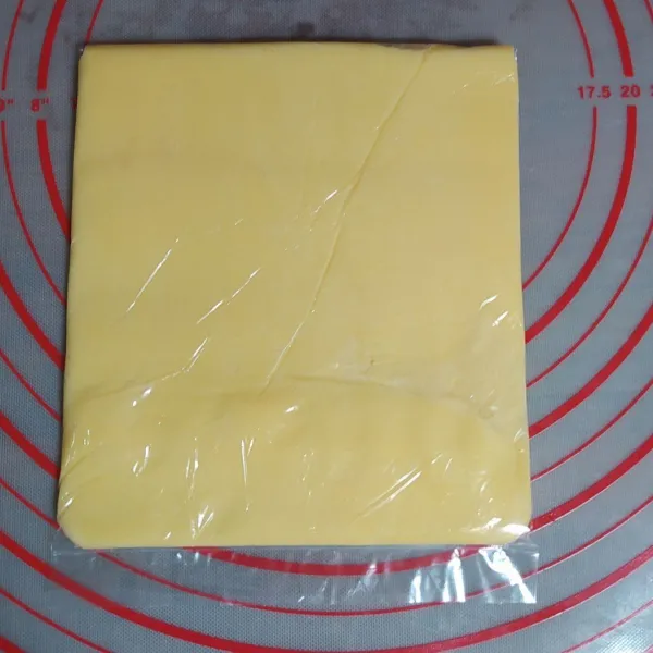 Masukkan korsvet ke dalam plastik 2 kg, lalu pipihkan hingga membentuk kotak. Masukkan ke kulkas (chiller) selama 30 menit.