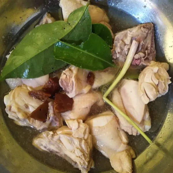 Masukkan ayam dan air ke dalam wajan. Tambahkan bawang merah dan bawang putih yang sudah dihaluskan, serta bahan lainnya. Aduk rata, kemudian nyalakan api.
