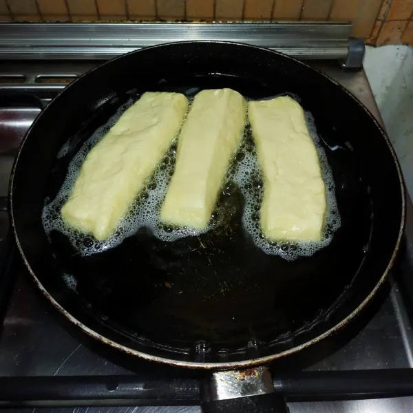 Sembari mengistirahatkan adonan, panaskan minyak dengan api kecil. Goreng adonan hingga kecoklatan. Jangan dibolak balik. Cukup 1x balik.