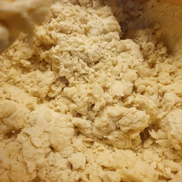 Dalam wadah bersih, masukkan bahan kering : tepung, gula pasir, susu bubuk, garam, aduk.