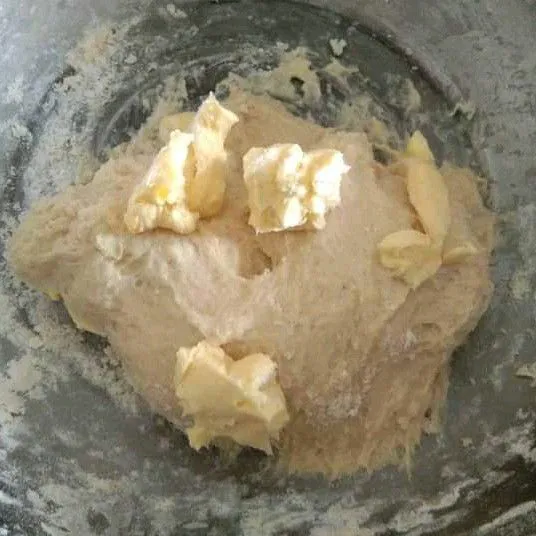 Masukkan margarin dan garam, mixer/ulen hingga kalis elastis